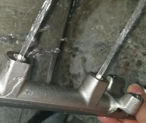 測(cè)試燃油共軌管，看用斯曼克水粒流去毛刺前后有何區(qū)別？