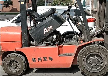 給叉車的液壓閥交叉孔去毛刺，用磨粒流的越來越多！