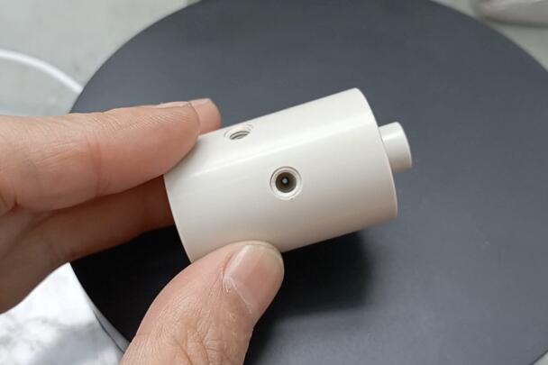 PEEK交叉孔去毛刺，斯曼克磨粒流解決方案！