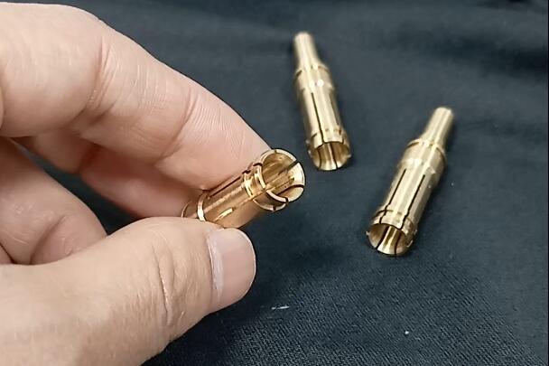新能源汽車充電樁銅插孔細(xì)縫去毛刺，磨粒流拋光設(shè)備能做嗎？